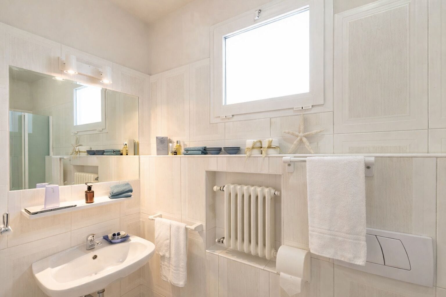 Douche, sèche-cheveux, serviettes fournies, savon