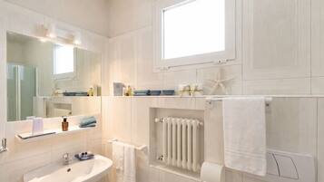 Douche, sĂšche-cheveux, serviettes fournies, savon