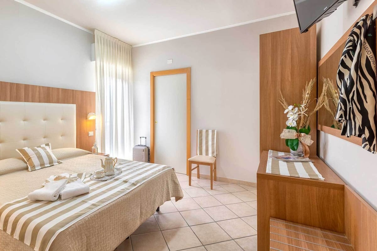 Basic-Dreibettzimmer, Balkon | Zimmersafe, Schreibtisch, kostenloses WLAN