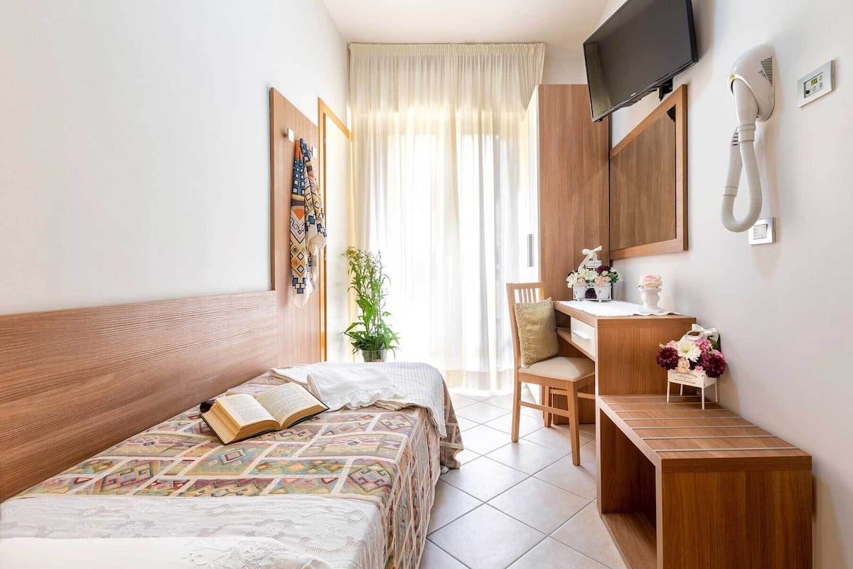 Basic-Einzelzimmer, Balkon | Zimmersafe, Schreibtisch, kostenloses WLAN