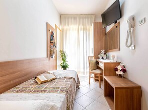 ベーシック シングルルーム バルコニー | セーフティボックス (室内)、デスク、WiFi (無料)