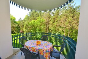 Outdoor dining - Comfortable flat with shared pool (Bibione)