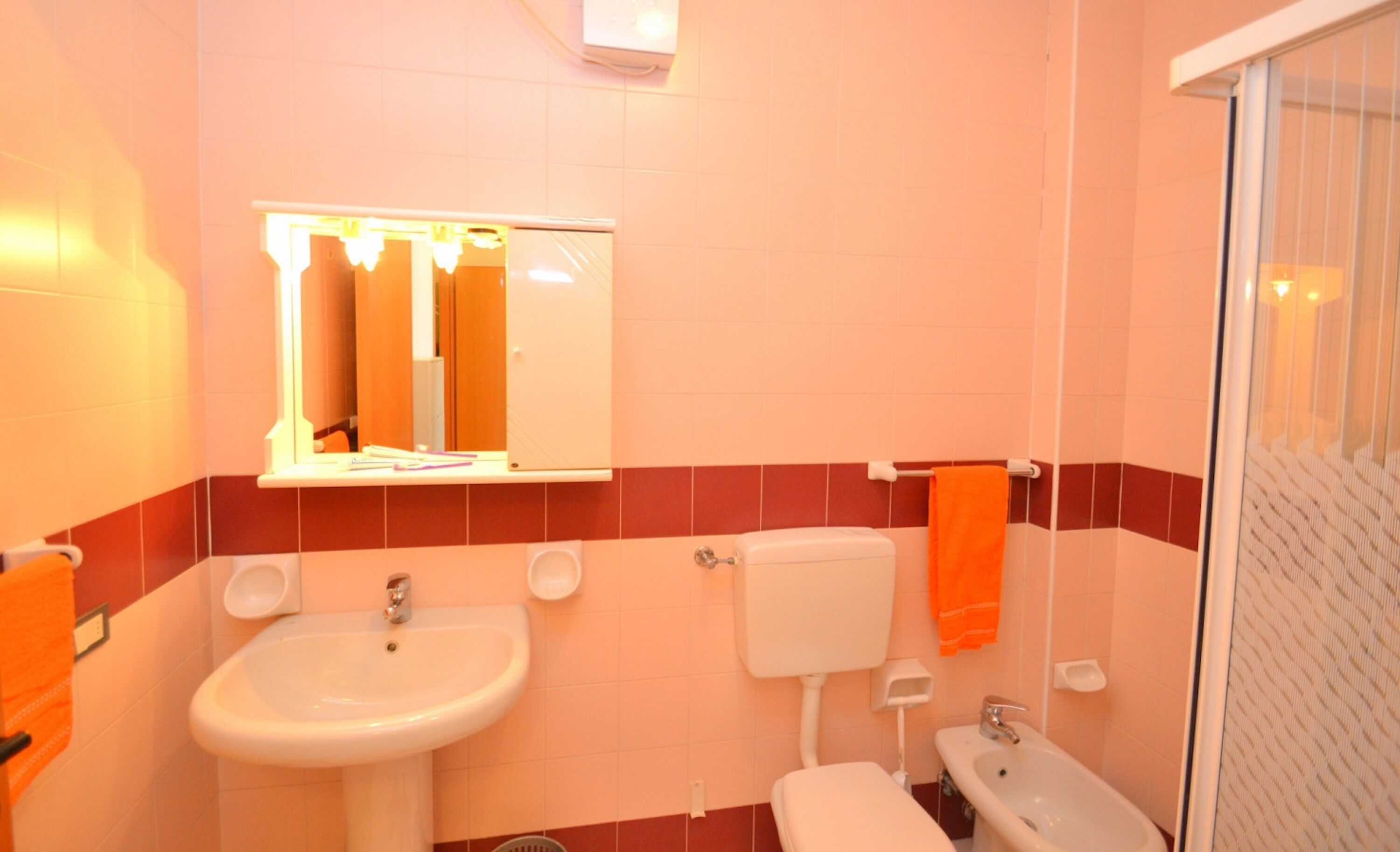Ein Badezimmer mit Waschbecken, Toilette und Bidet.