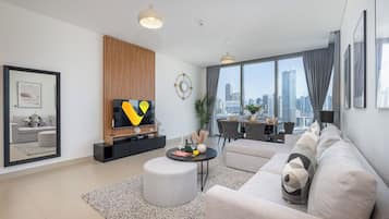 Leilighet – premium, balkong, kanalutsikt | Oppholdsområde | En 65-tommers smart-TV med kabel-kanaler