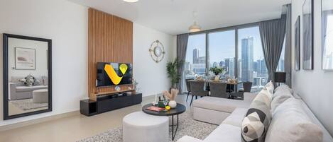 พรีเมียมอพาร์ทเมนท์, ระเบียง, วิวคลอง | บริเวณนั่งเล่น | สมาร์ททีวี 65 นิ้ว พร้อมช่องเคเบิล