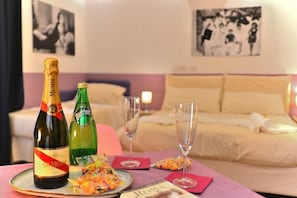 客房内保险箱、遮光窗帘、熨斗/熨衣板、免费 WiFi