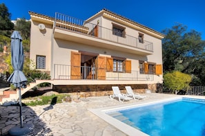 A two-story house with a swimming pool, outdoor seating, and a covered patio area. - Beautiful House with Stunning Views (Calonge)