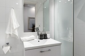 Shower, hair dryer, towels - Sunset Getaway Group House in Malmö (Malmö)
