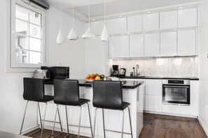 Een koelkast, een magnetron, een oven, een kookplaat