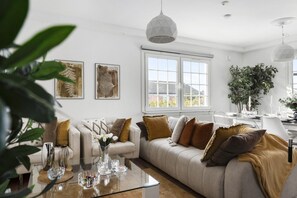 Een televisie en een open haard