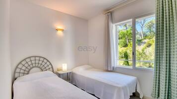 Tabla de planchar con plancha y wifi