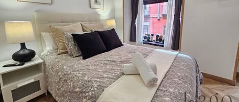 4 bedrooms, iron/ironing board, WiFi, bed sheets