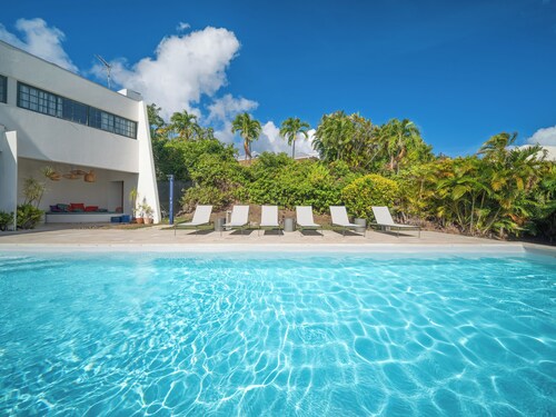 Villa Lala, a chic getaway with pool and sea view
