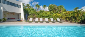 Villa Lala, a chic getaway with pool and sea view