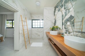 Een haardroger, handdoeken, zeep, shampoo