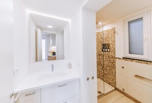 Hair dryer, bidet, towels, soap - Casa Daniele private garden and rooftop terrace (Forio)