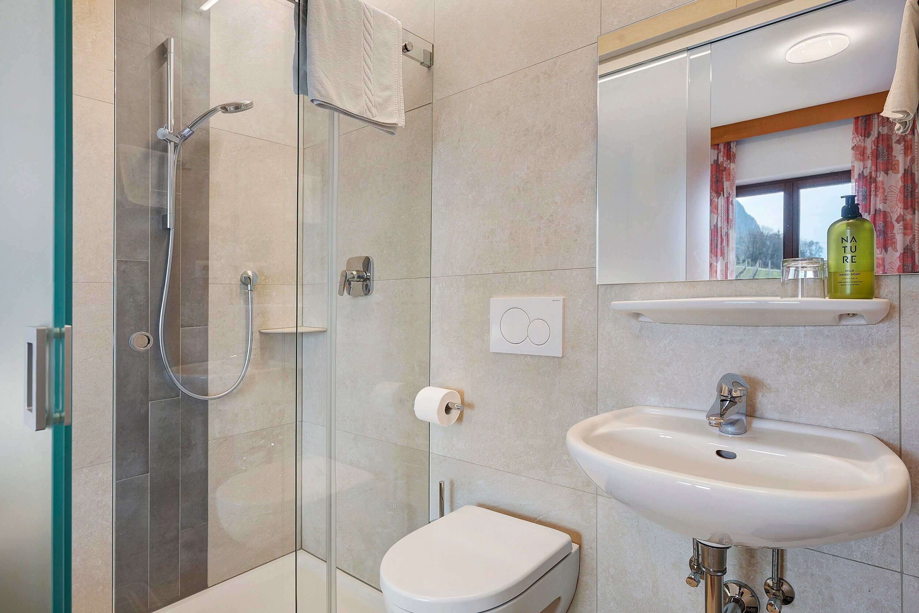 Een douche, handdoeken