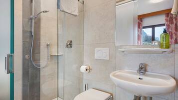 Een douche, handdoeken