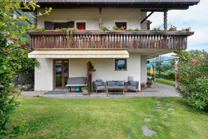Terrace/patio - Room 'Harmony' with Mountain View, Shared Garden and Wi-Fi (Appiano sulla strada del vino)