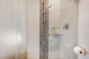 Shower, towels - Room "Harmony" with Mountain View, Shared Garden and Wi-Fi (Appiano sulla strada del vino)