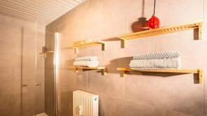 Een douche, een haardroger, handdoeken