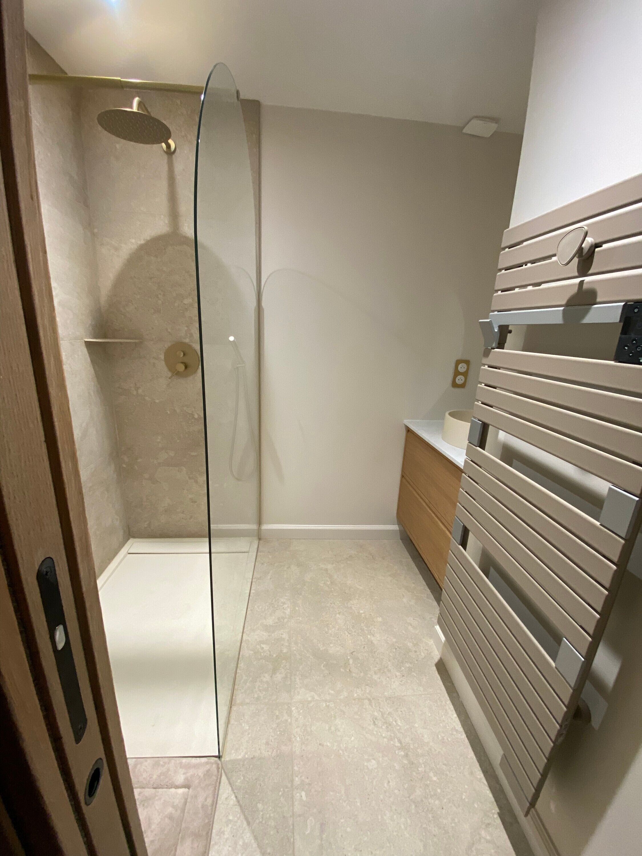 Een douche, handdoeken