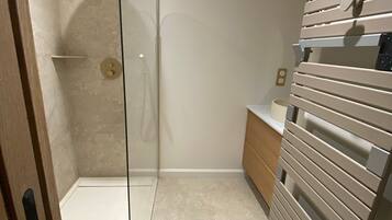 Een douche, handdoeken