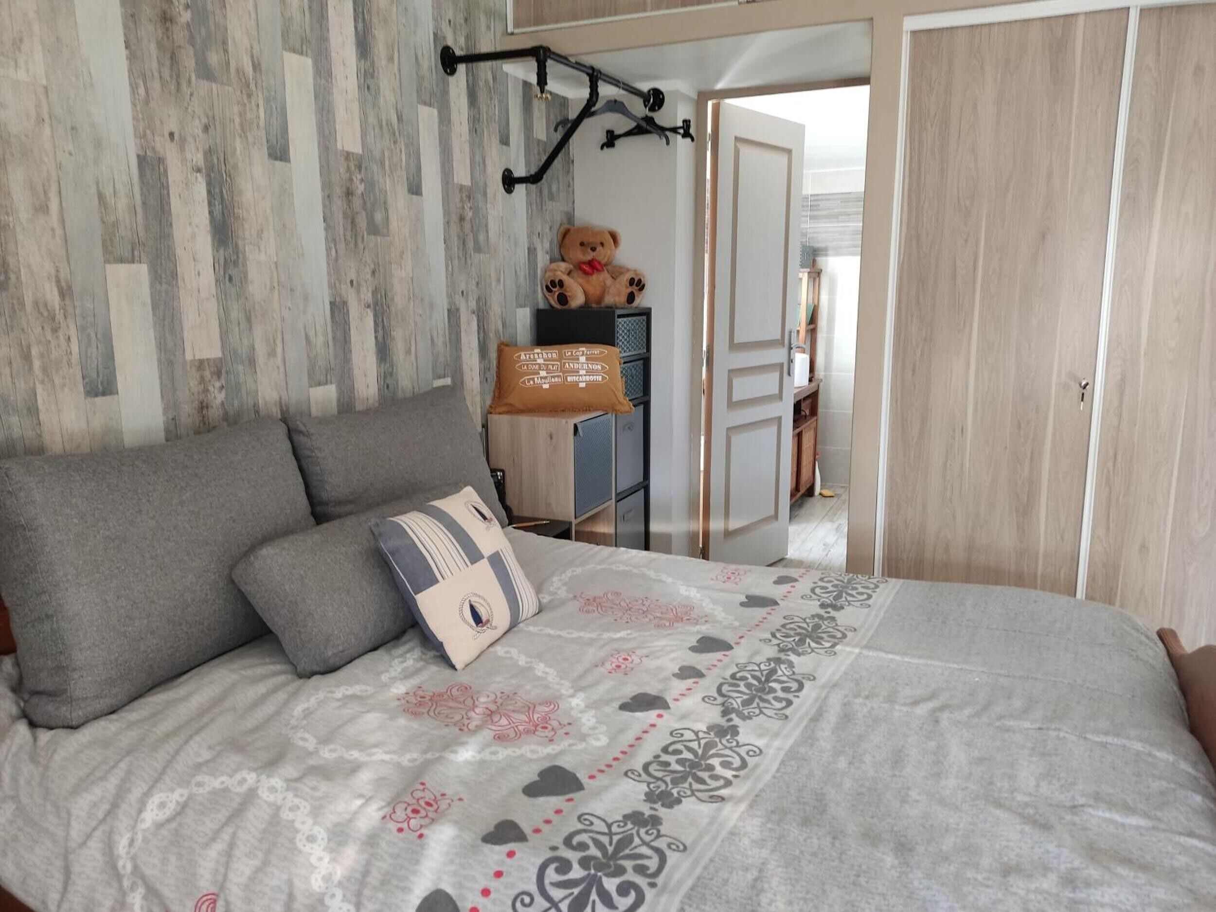 Een strijkplank/strijkijzer, wifi, beddengoed