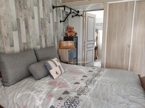 Strykjärn/strykbräda, wi-fi och sängkläder