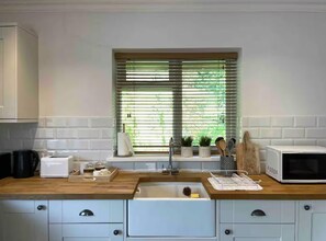 Private kitchen - Charming Country Retreat, Lakeview Cottage Hot tub (Wisbech)