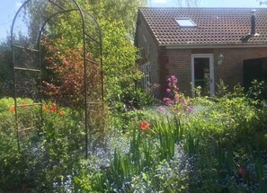 Property grounds - Charming Country Retreat, Lakeview Cottage Hot tub (Wisbech)