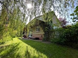 Exterior - Charming Country Retreat, Lakeview Cottage Hot tub (Wisbech)