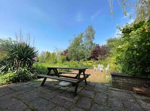 Outdoor dining - Charming Country Retreat, Lakeview Cottage Hot tub (Wisbech)