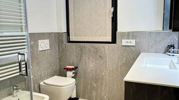 Doccia, asciugacapelli, bidet, asciugamani