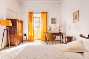 3 bedrooms, desk, iron/ironing board, travel cot - Rhome Elegant Apartment (Roma)