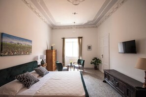 3 bedrooms, desk, iron/ironing board, travel cot - Rhome Elegant Apartment (Roma)