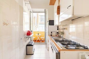 Fridge, stovetop, coffee/tea maker, cookware/dishes/utensils - Rhome Elegant Apartment (Roma)