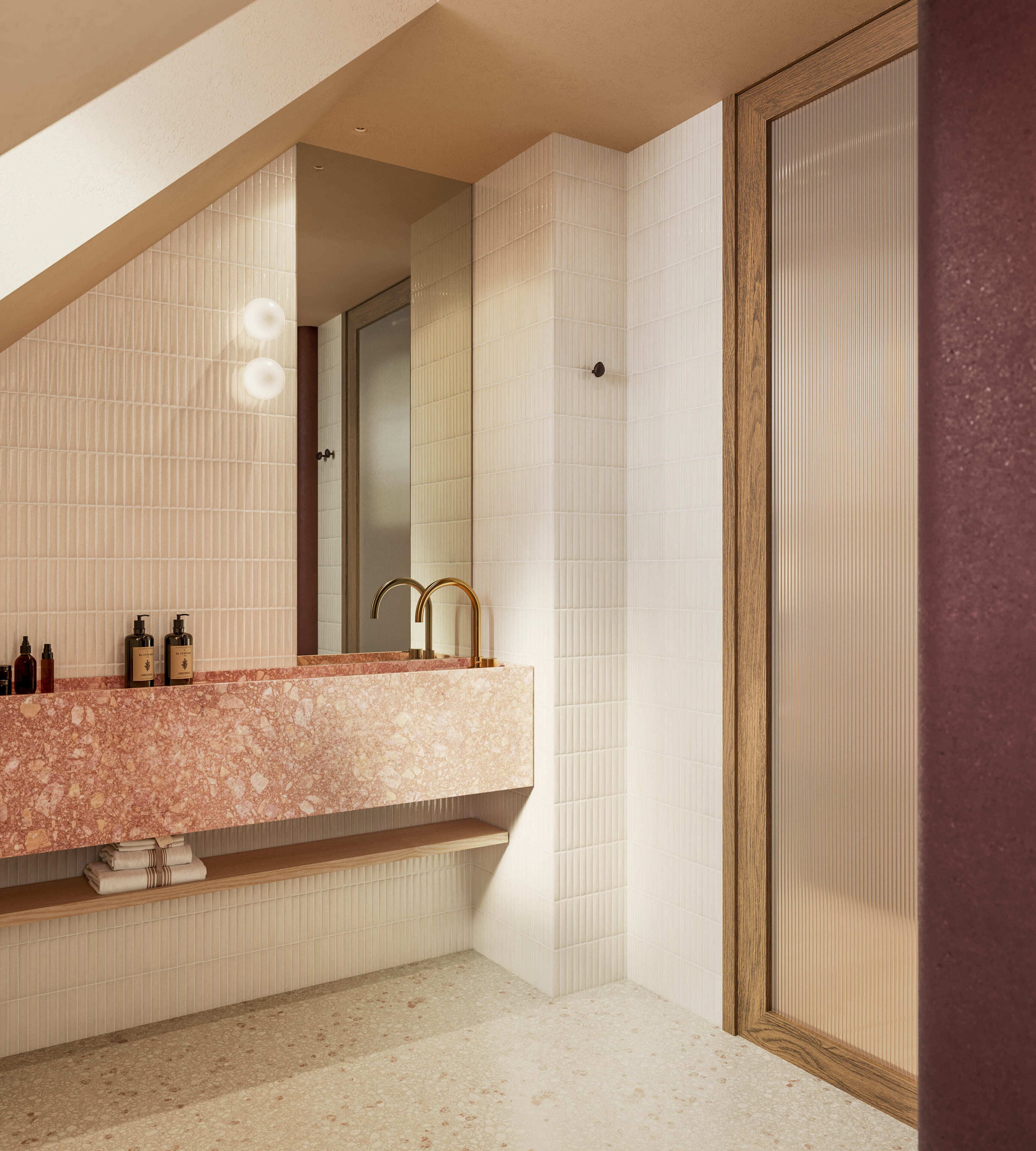 Une salle de bain avec un lavabo en marbre, un miroir encadré en bois et un sol carrelé.
