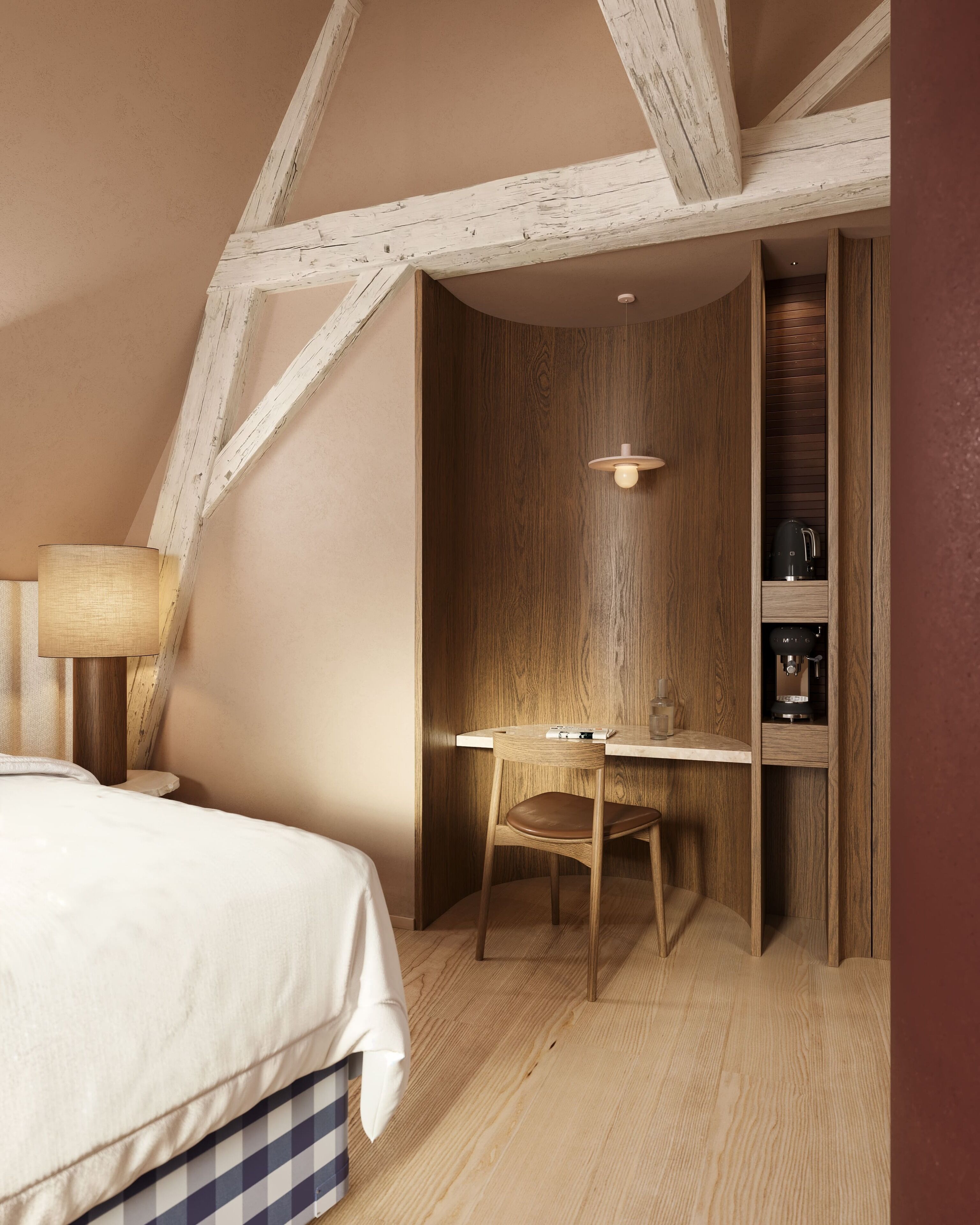 Ein Schlafzimmer mit einem Bett, einem Schreibtisch, einem Stuhl, einer Lampe und einem Regal mit Wasserkocher und Kaffeemaschine.