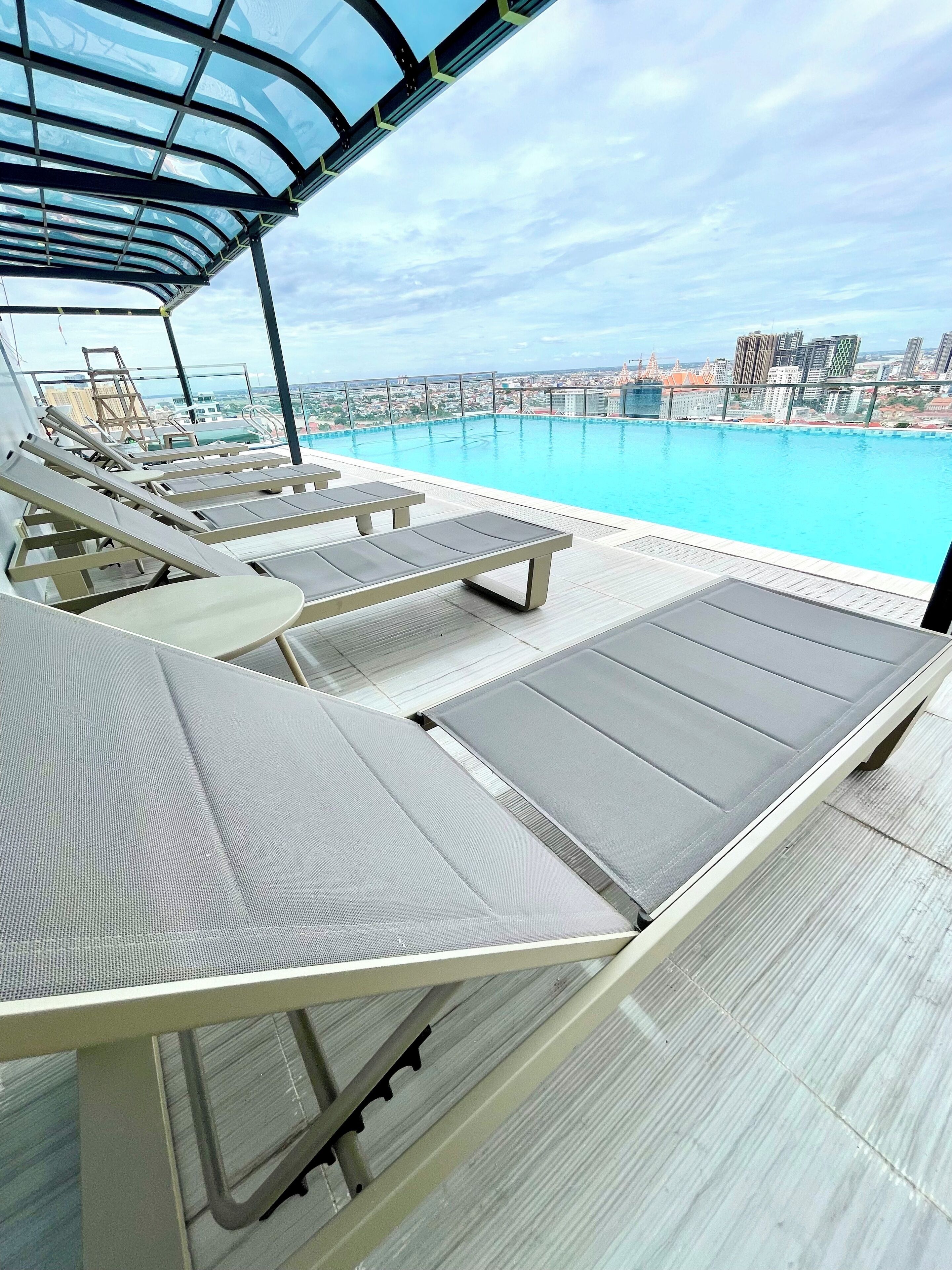 สระว่ายน้ำกลางแจ้ง