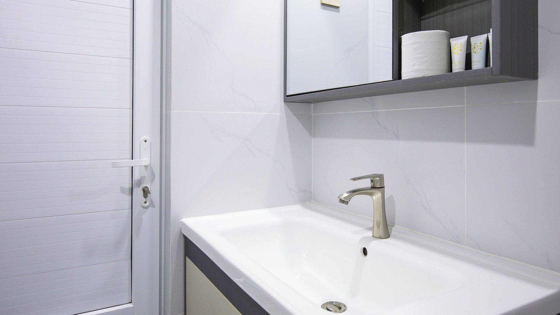 Shower, handuk, sabun, dan sampo