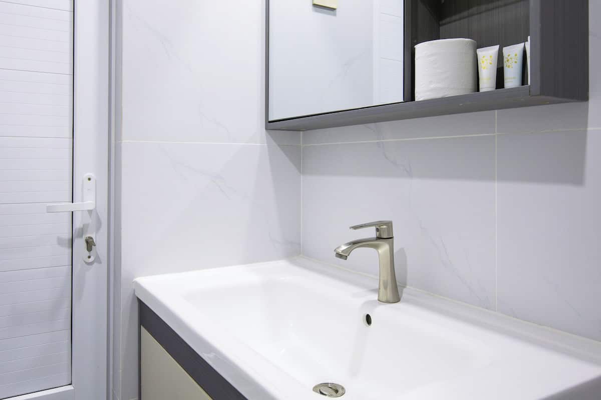 Shower, handuk, sabun, dan sampo