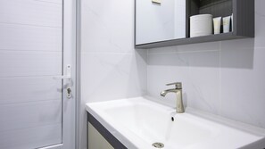 Shower, handuk, sabun, dan sampo