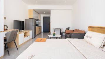 Deluxe Condo, City View | Free WiFi, bed sheets