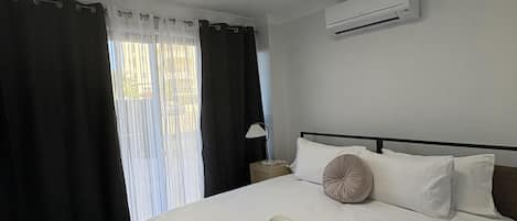 Tabla de planchar con plancha, wifi gratis, ropa de cama