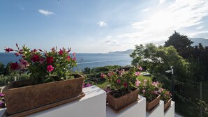 A balcony with potted plants and a view of the sea. - Art Sea Boutique Villa (Praiano)