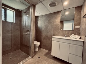 Shower - Great Location Close to the City and Strand - Townsville Apartments on Gregory 4brm (North Ward)