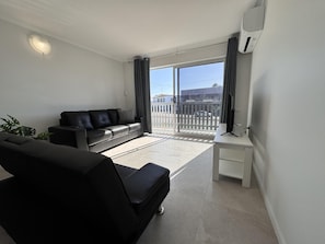 Smart TV - Great Location Close to the City and Strand - Townsville Apartments on Gregory 4brm (North Ward)