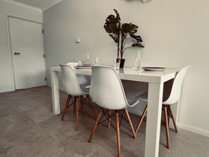 Dining - Great Location Close to the City and Strand - Townsville Apartments on Gregory 4brm (North Ward)