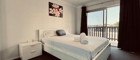 Tabla de planchar con plancha, wifi gratis, ropa de cama